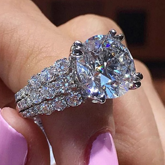 Jewelry - HALO 925 STERLING SILVER DIAMOND RING, CUTE RING, SHINY RING.